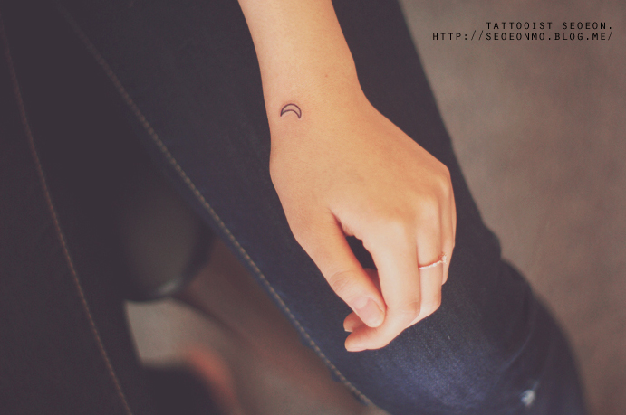 minimalistic-feminine-discreet-tattoo-seoeon-17