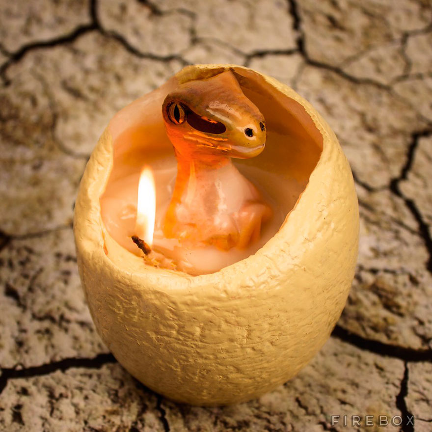 sviečka v tvare dinosaurieho vajca (2)