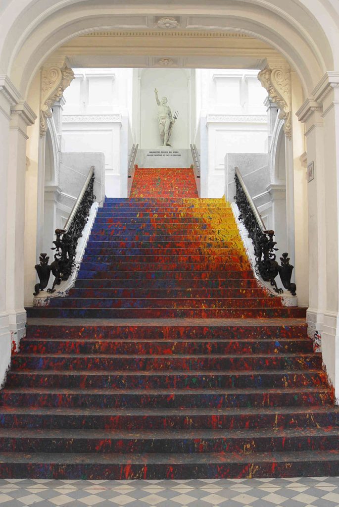 umelecky ošpliechané schody